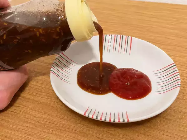 『大さじ1杯』ずつ混ぜてみて！　調味料2つでアメリカ風BBQソースを作る方法