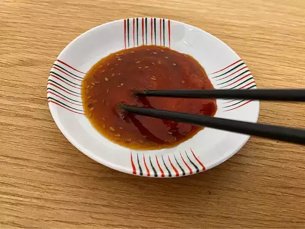 「『大さじ1杯』ずつ混ぜてみて！　調味料2つでアメリカ風BBQソースを作る方法」の画像