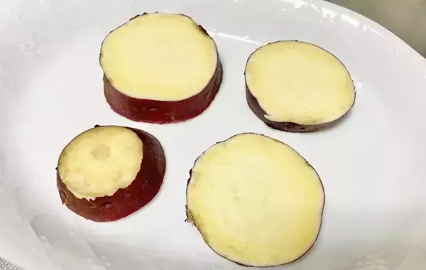 「食パンが化けた！　バターを塗らない食べ方に「うまい！」「忙しい朝にピッタリ」」の画像