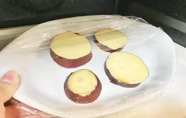 「食パンが化けた！　バターを塗らない食べ方に「うまい！」「忙しい朝にピッタリ」」の画像