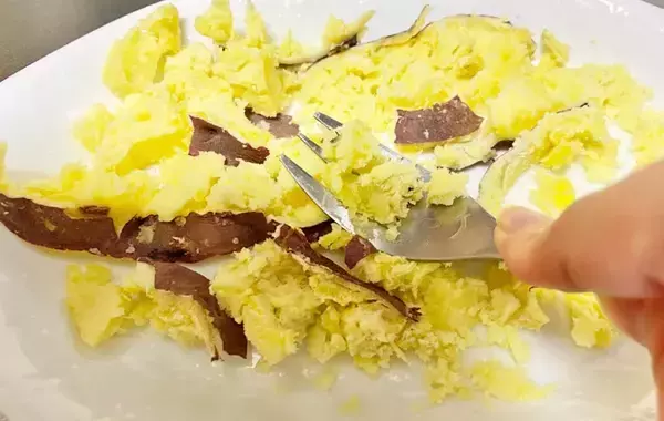 「食パンが化けた！　バターを塗らない食べ方に「うまい！」「忙しい朝にピッタリ」」の画像