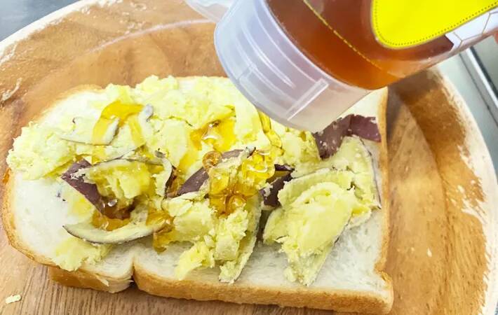 食パンが化けた！　バターを塗らない食べ方に「うまい！」「忙しい朝にピッタリ」