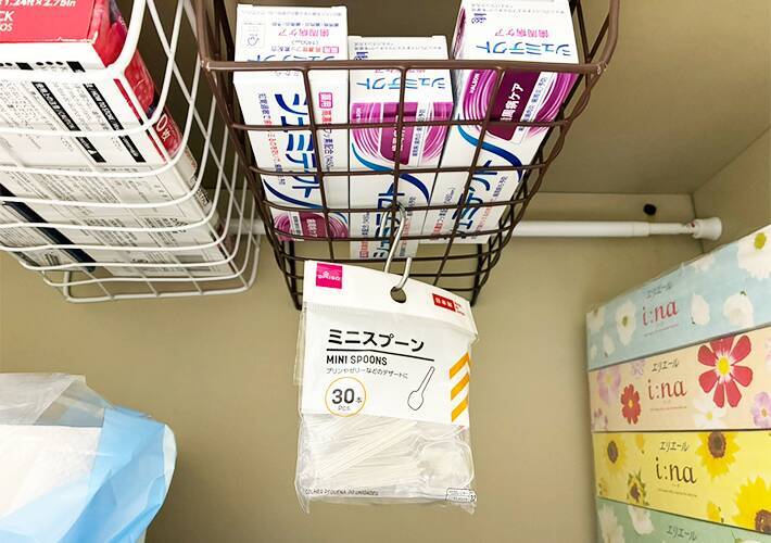 ワイヤーネットに「つっぱり棒」を通せば完成　戸棚の収納キャパを増やす裏技が便利