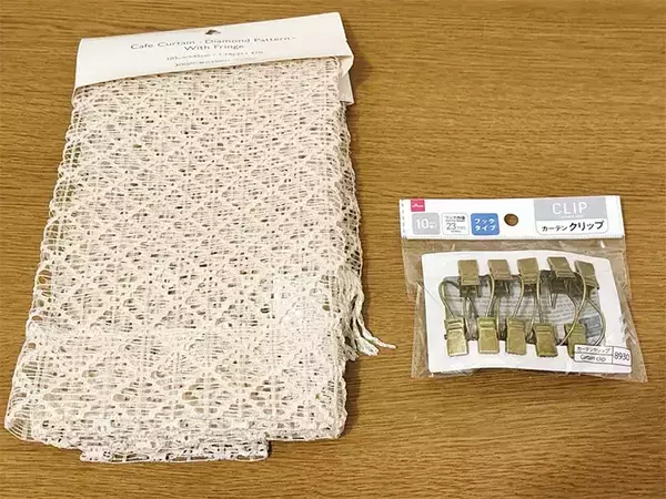 「つっぱり棒で簡単に作れる「玄関の荷物置き場」　あえて『透けるカーテン』が正解！」の画像