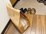 「つっぱり棒で簡単に作れる「玄関の荷物置き場」　あえて『透けるカーテン』が正解！」の画像3