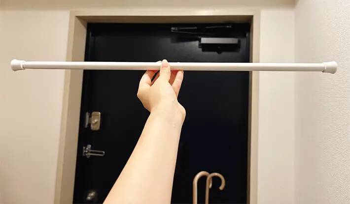 つっぱり棒で簡単に作れる「玄関の荷物置き場」　あえて『透けるカーテン』が正解！
