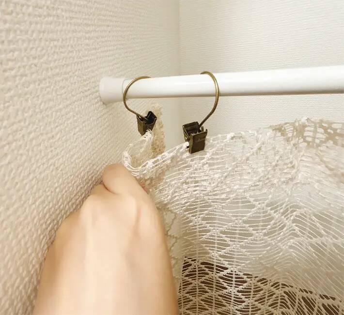 つっぱり棒で簡単に作れる「玄関の荷物置き場」　あえて『透けるカーテン』が正解！