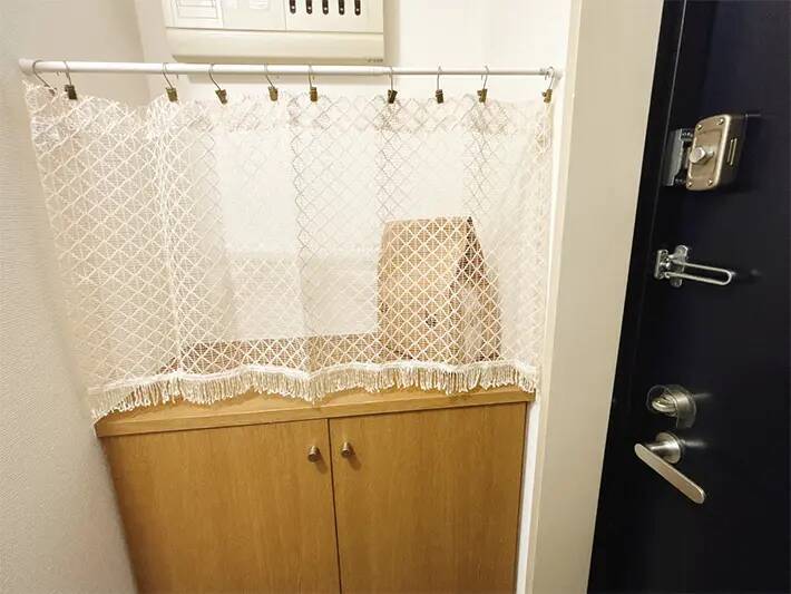 つっぱり棒で簡単に作れる「玄関の荷物置き場」　あえて『透けるカーテン』が正解！