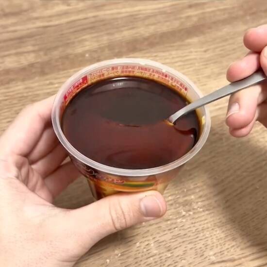 プリンにかけたら大正解！　思わぬ裏技に「コレ好きなやつ」「早速作った」