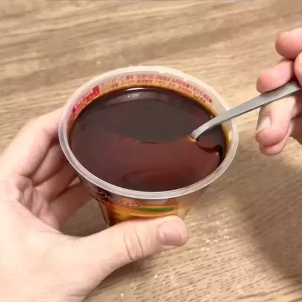 「プリンにかけたら大正解！　思わぬ裏技に「コレ好きなやつ」「早速作った」」の画像