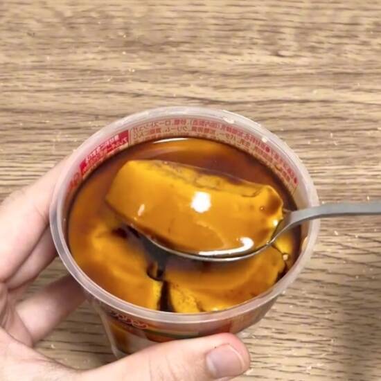 プリンにかけたら大正解！　思わぬ裏技に「コレ好きなやつ」「早速作った」