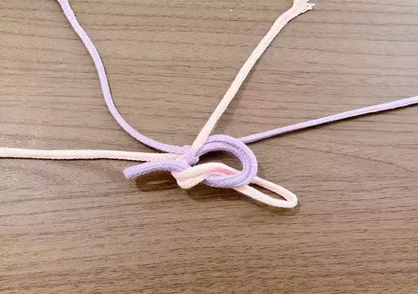 「脱ぎ履きも調整も楽！　警視庁おすすめ＆SNSで話題の結び方を検証」の画像