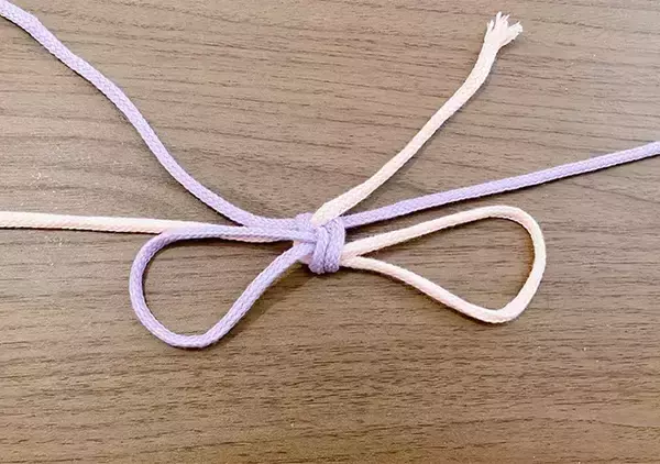 「脱ぎ履きも調整も楽！　警視庁おすすめ＆SNSで話題の結び方を検証」の画像