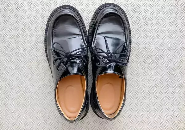 「脱ぎ履きも調整も楽！　警視庁おすすめ＆SNSで話題の結び方を検証」の画像