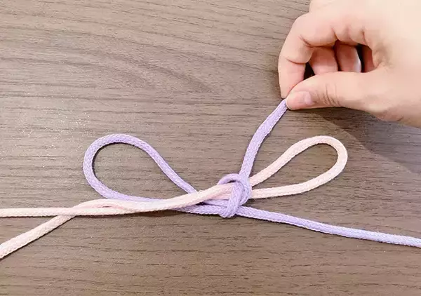 「脱ぎ履きも調整も楽！　警視庁おすすめ＆SNSで話題の結び方を検証」の画像