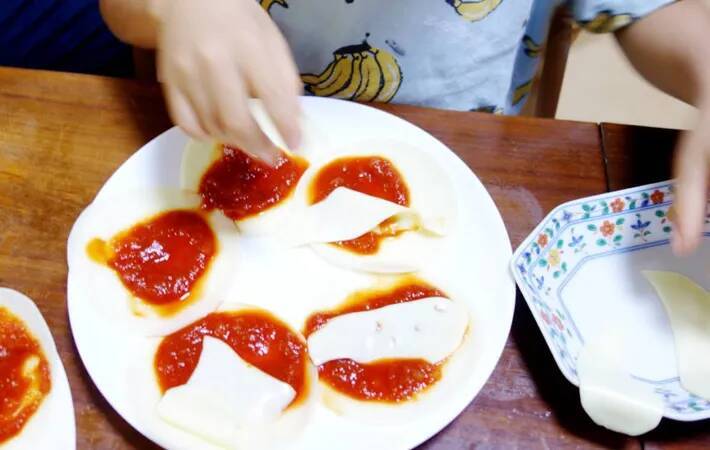 餃子の皮が化けた！　意外な食べ方に「子供がおかわり」「簡単！」【おやつレシピ】