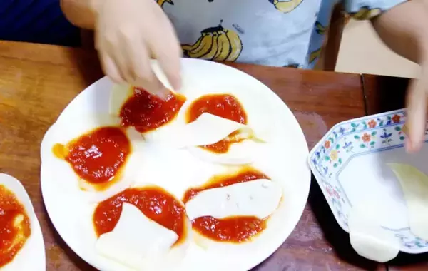 「餃子の皮が化けた！　意外な食べ方に「子供がおかわり」「簡単！」【おやつレシピ】」の画像