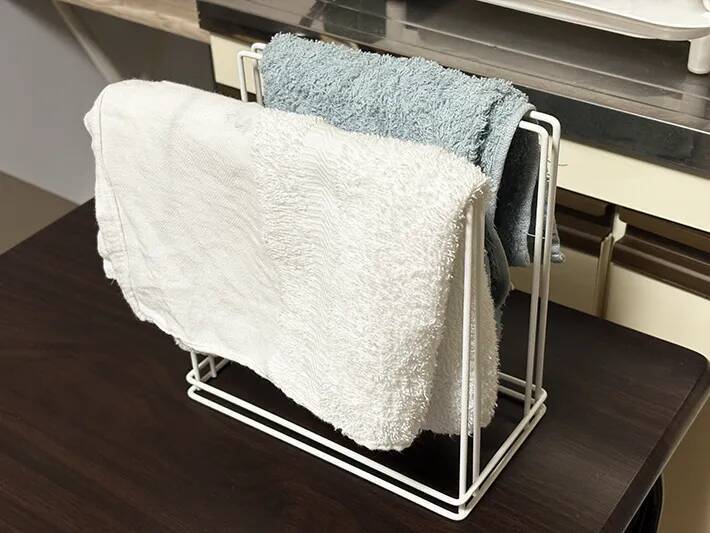 100均で買った『ワイヤーふきんかけ』　じゃない使い方に「まるで専用のアイテムみたい」