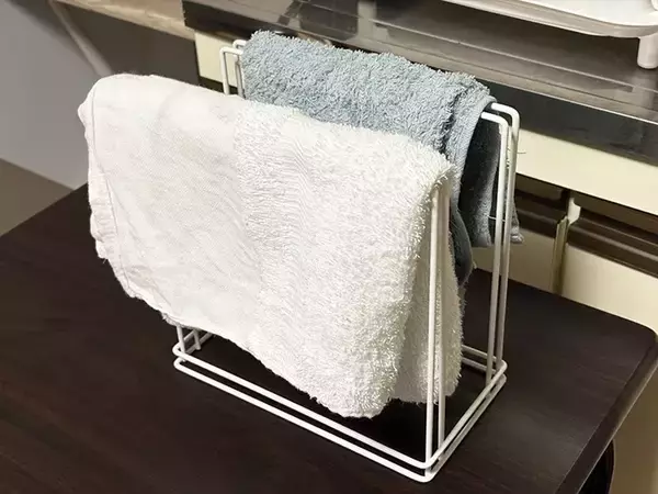 「100均で買った『ワイヤーふきんかけ』　じゃない使い方に「まるで専用のアイテムみたい」」の画像