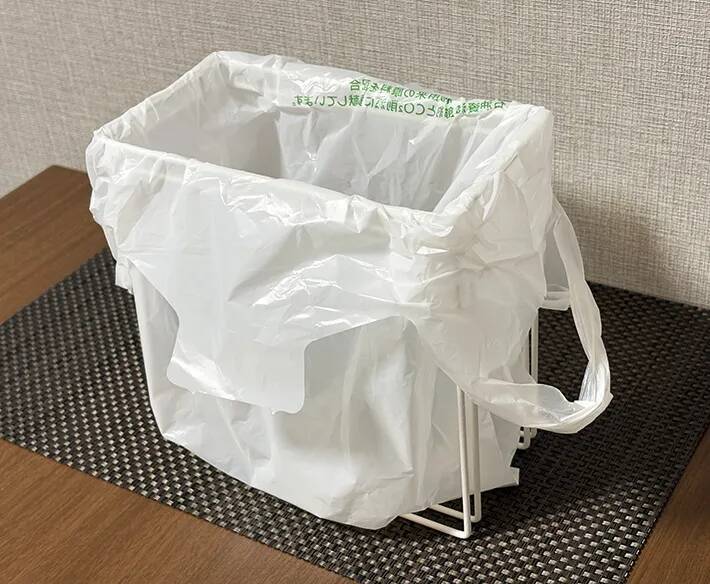 100均で買った『ワイヤーふきんかけ』　じゃない使い方に「まるで専用のアイテムみたい」