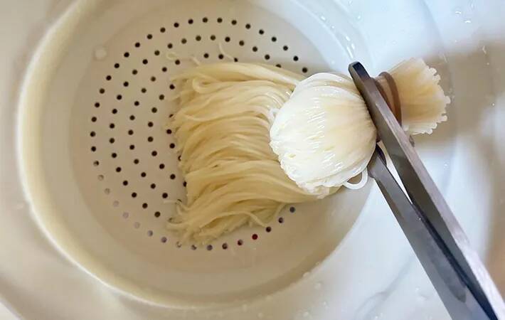 「麺が絡まって盛りつけにくい…」　プチストレスを解消するゆで方に「お店みたいなそうめん！」