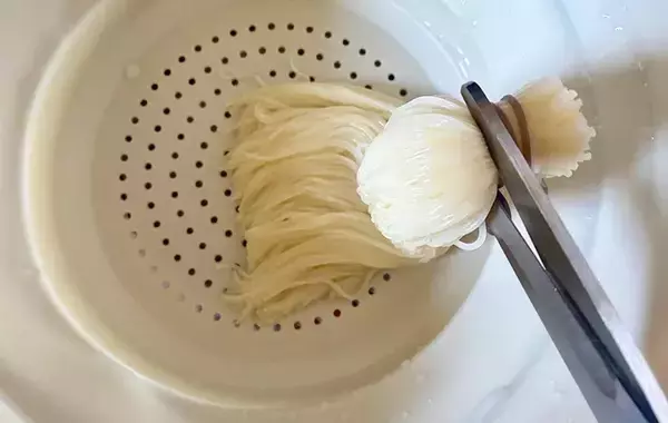 「「麺が絡まって盛りつけにくい…」　プチストレスを解消するゆで方に「お店みたいなそうめん！」」の画像