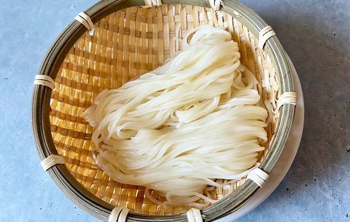 「麺が絡まって盛りつけにくい…」　プチストレスを解消するゆで方に「お店みたいなそうめん！」