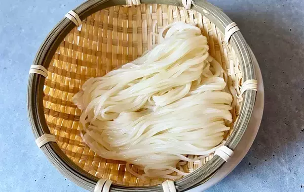 「「麺が絡まって盛りつけにくい…」　プチストレスを解消するゆで方に「お店みたいなそうめん！」」の画像