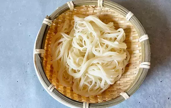 「「麺が絡まって盛りつけにくい…」　プチストレスを解消するゆで方に「お店みたいなそうめん！」」の画像