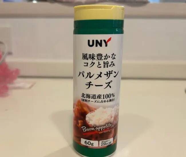 粉チーズの空き容器が便利アイテムに！　思わぬ使い道に「天才か」「マネしたい」