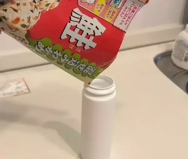 「粉チーズの空き容器が便利アイテムに！　思わぬ使い道に「天才か」「マネしたい」」の画像