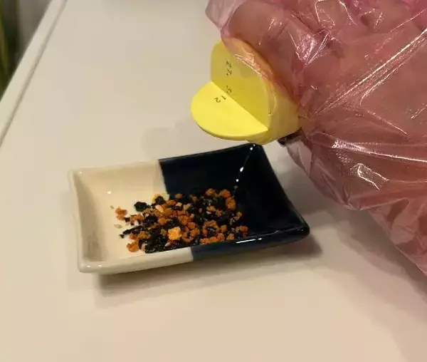 「粉チーズの空き容器が便利アイテムに！　思わぬ使い道に「天才か」「マネしたい」」の画像