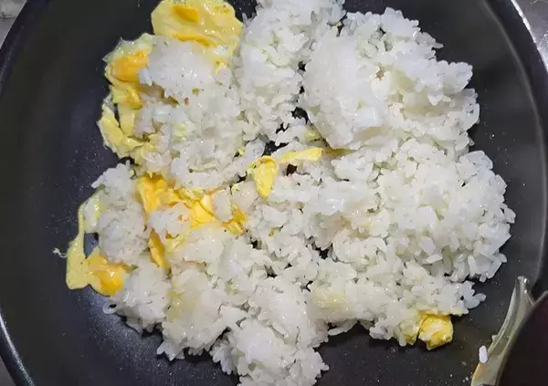「『大さじ3杯』入れてみて！　チャーハンの意外な味つけに「想像よりもあっさり」【調理15分】」の画像