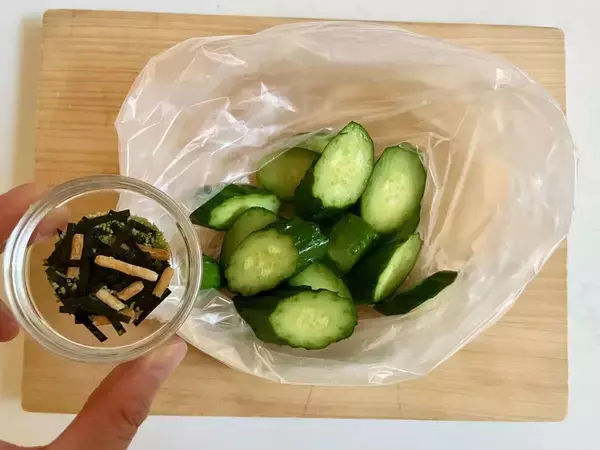 キュウリと混ぜるだけ、食べた息子が「これおいしい！」とヤミツキ【材料２つ】