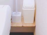 「便器奥のデッドスペースが棚に？　収納アイデアに「思い付かなかった」「感動した」」の画像1
