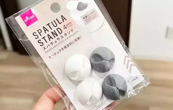 「貼るだけでラク家事＆整理整頓！　ダイソー『スパチュラスタンド』の使い方に「最高すぎる」」の画像