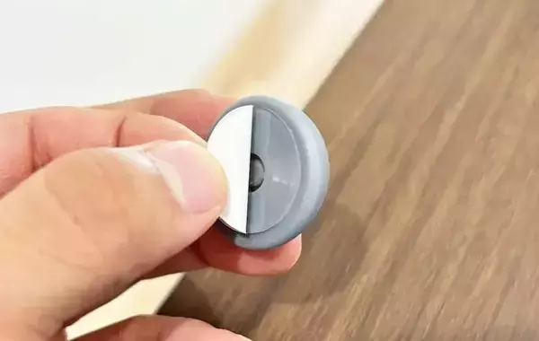 「貼るだけでラク家事＆整理整頓！　ダイソー『スパチュラスタンド』の使い方に「最高すぎる」」の画像