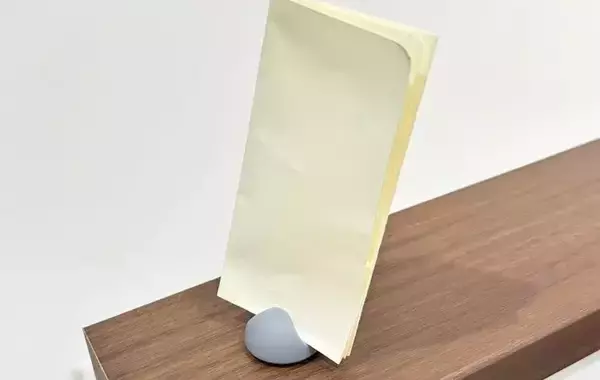 「貼るだけでラク家事＆整理整頓！　ダイソー『スパチュラスタンド』の使い方に「最高すぎる」」の画像