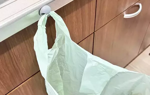 「貼るだけでラク家事＆整理整頓！　ダイソー『スパチュラスタンド』の使い方に「最高すぎる」」の画像