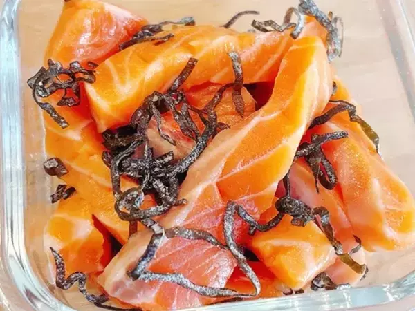 20分寝かせるだけ！　サーモンと塩こんぶだけで作るレシピが？【自宅で店の味】