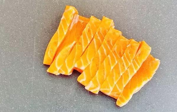 「20分寝かせるだけ！　サーモンと塩こんぶだけで作るレシピが？【自宅で店の味】」の画像