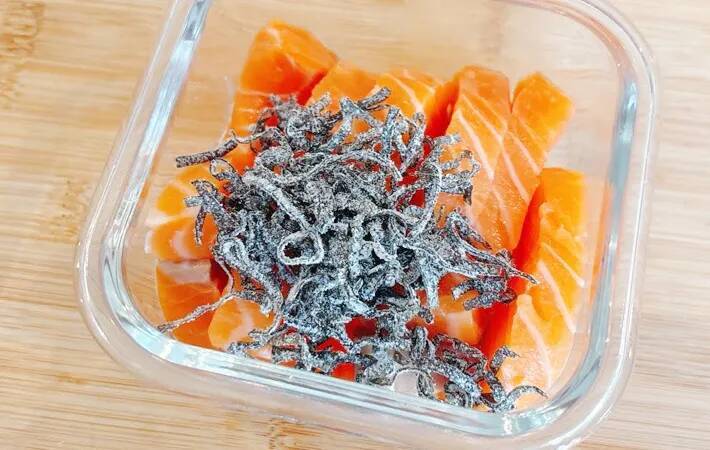 20分寝かせるだけ！　サーモンと塩こんぶだけで作るレシピが？【自宅で店の味】
