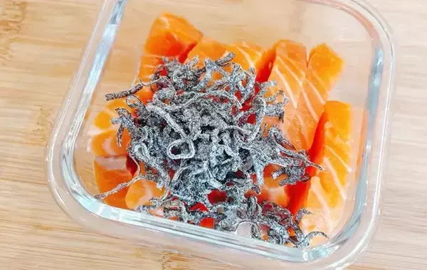 「20分寝かせるだけ！　サーモンと塩こんぶだけで作るレシピが？【自宅で店の味】」の画像