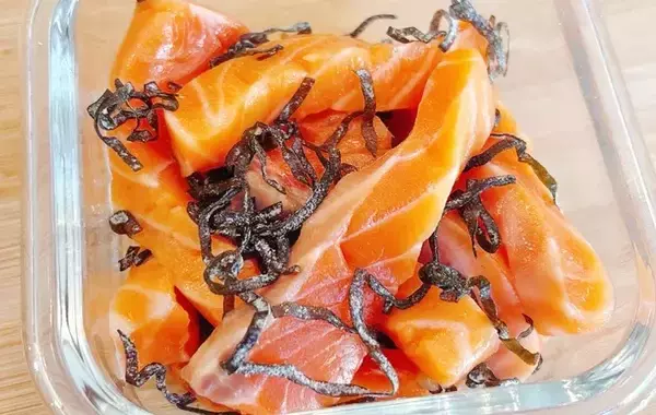 「20分寝かせるだけ！　サーモンと塩こんぶだけで作るレシピが？【自宅で店の味】」の画像