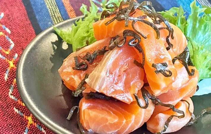 20分寝かせるだけ！　サーモンと塩こんぶだけで作るレシピが？【自宅で店の味】