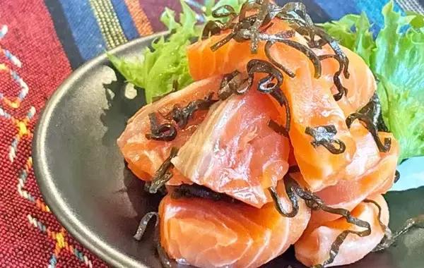 「20分寝かせるだけ！　サーモンと塩こんぶだけで作るレシピが？【自宅で店の味】」の画像