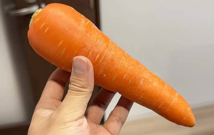 ニンジンに『V字』の切り込みを入れて？　便利な裏ワザに「きれいに揃った！」