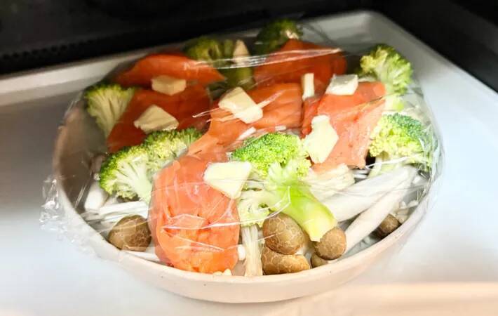 『鮭と野菜とキノコ』をバターぽん酢で…　レンチン6分の一皿に「最高！」「また作って」