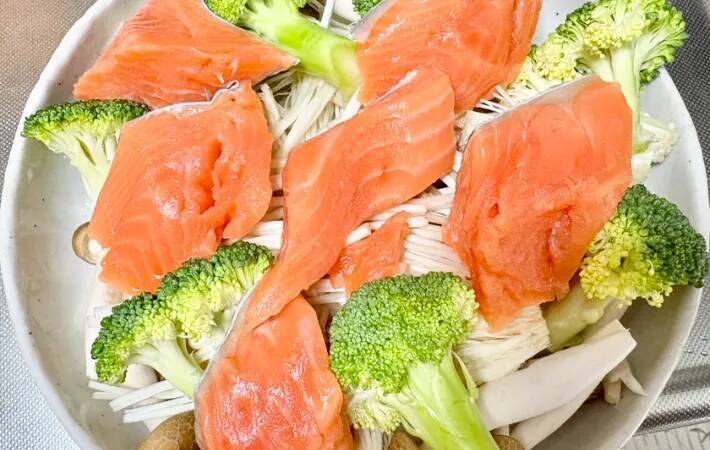 『鮭と野菜とキノコ』をバターぽん酢で…　レンチン6分の一皿に「最高！」「また作って」