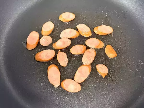 フライパン1つで『アメリカの朝ご飯』ウインナーと玉子を巻いたのは？「食べやすくておいしい」「ケチャップと合う」